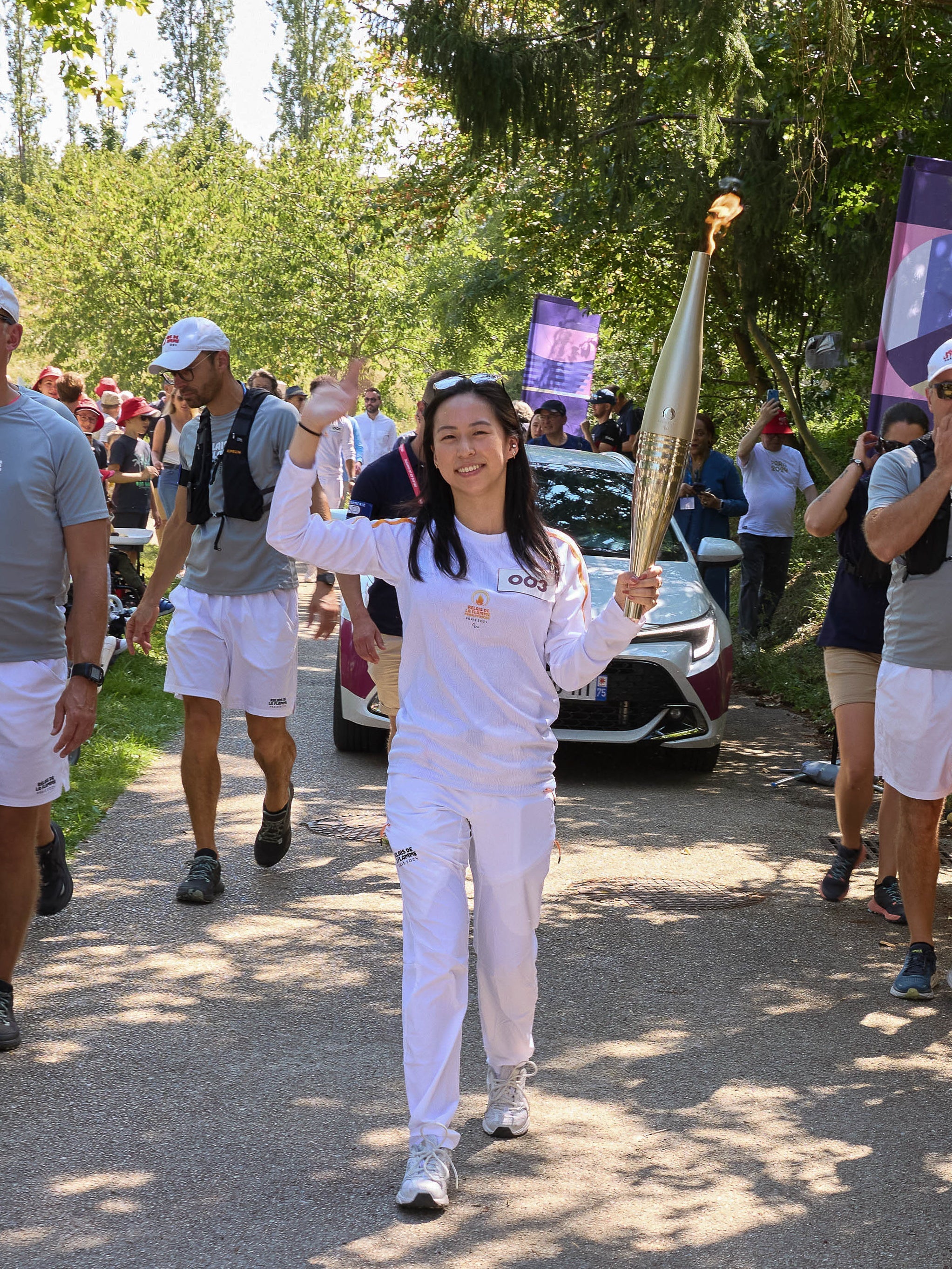 Co-fondatrice Hélène porte la Flamme Paralymique